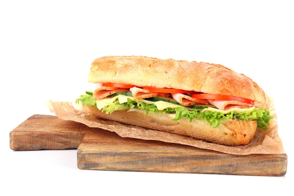 Sandwich frais sur planche à découper en bois isolé sur blanc — Photo