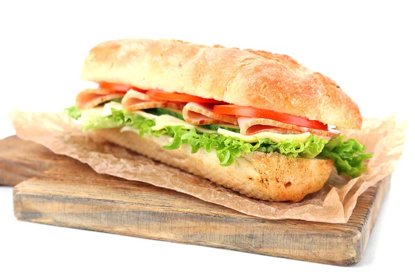 लकड़ी काटना बोर्ड पर ताजा सैंडविच सफेद पर अलग — स्टॉक फ़ोटो, इमेज