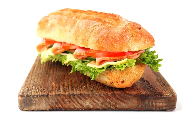 Verse sandwich op houten snijplank geïsoleerd op wit — Stockfoto