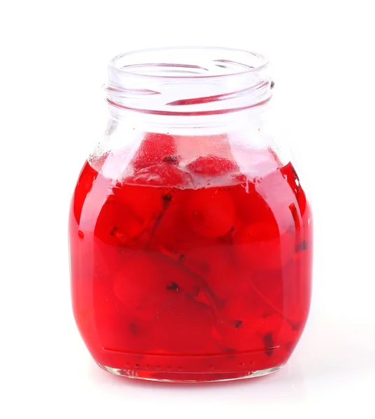 Zelfgemaakte pot van rode maraschino cherry geïsoleerd op witte achtergrond — Stockfoto