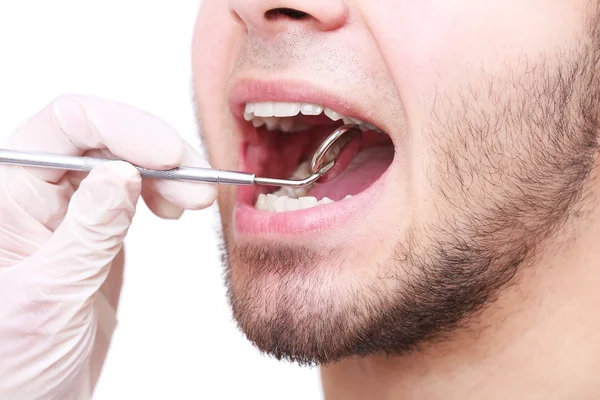 Обследование человека стоматологом — стоковое фото