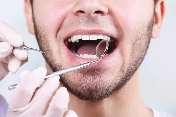 Esaminare l'uomo dal dentista — Foto Stock