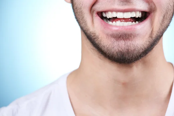 Uśmiechnięty mężczyzna młody — Zdjęcie stockowe