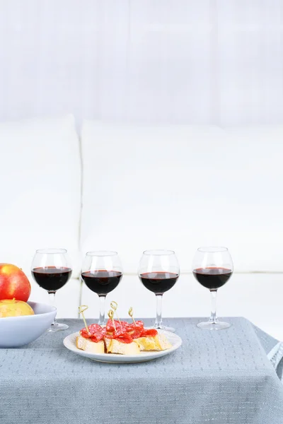 Tabel thuis met eten en drinken voor vrienden — Stockfoto