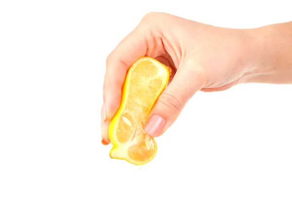 Kvinnlig hand klämma citron isolerad på vit — Stockfoto