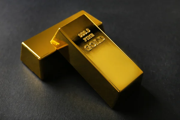 Goldbarren auf schwarzem Hintergrund — Stockfoto
