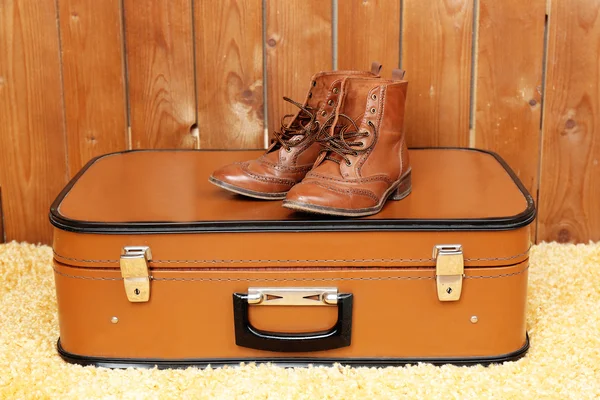 Retro-Koffer mit Männerschuhen — Stockfoto