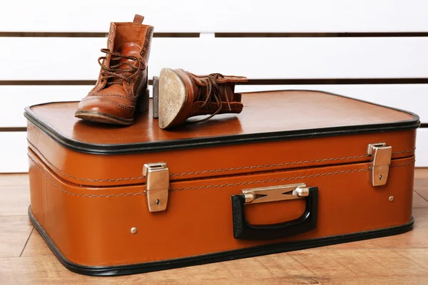 Vintage suitcase with male shoes — Stock Photo, Image