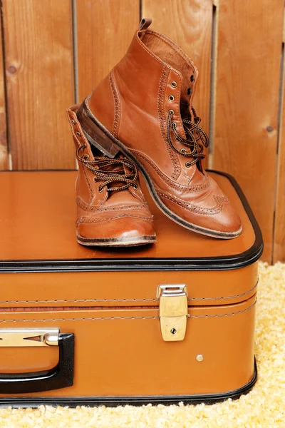 Retro kufřík s mužské boty — Stock fotografie