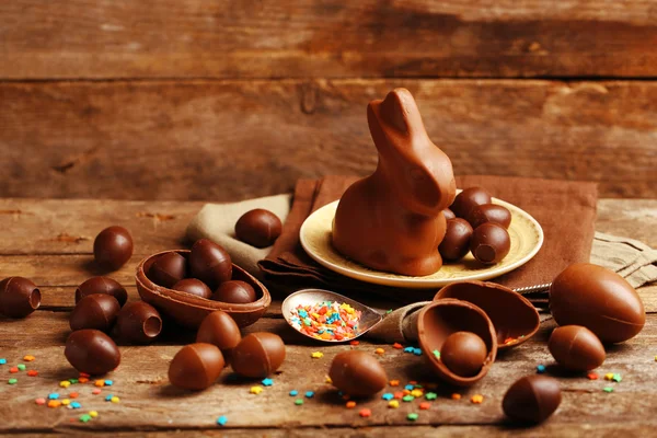 Chocolate ovos de Páscoa em fundo de madeira — Fotografia de Stock