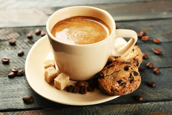 Tasse de café et biscuits savoureux sur fond en bois — Photo