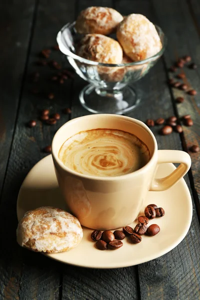 Fincan kahve ve koyu arka plan üzerinde ahşap masa lezzetli kurabiyeleri — Stok fotoğraf
