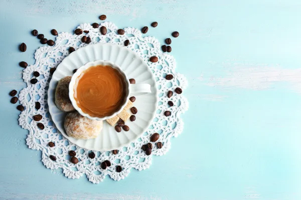 Cangkir kopi dan kue lezat pada warna latar belakang kayu — Stok Foto
