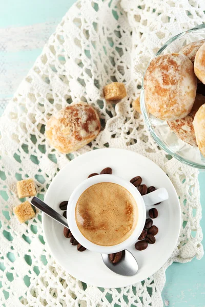 Xícara de café e biscoito saboroso na cor de fundo de madeira — Fotografia de Stock