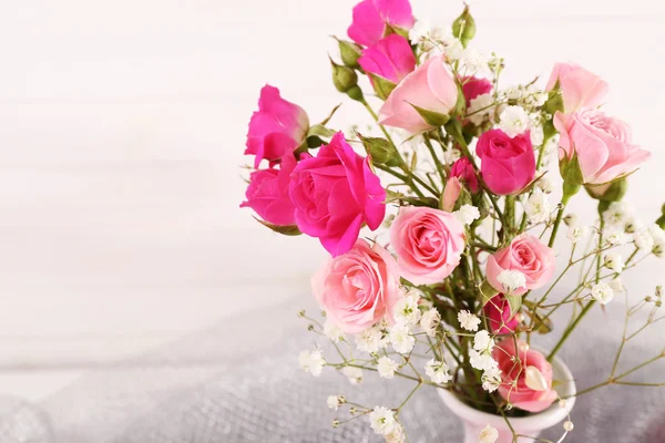 Hermosas rosas en jarrón —  Fotos de Stock