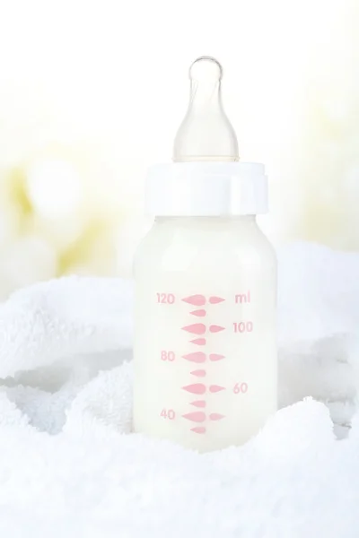 Babyflasche mit Milch — Stockfoto