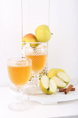 lezzetli elma suyu ve taze elma ile natürmort