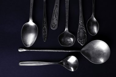 Siyah arka plan üzerine metal kaşık