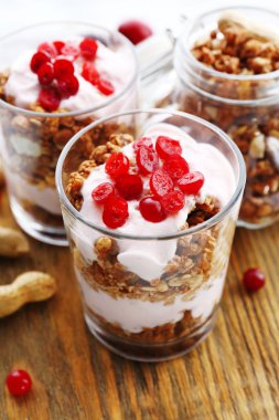 Müsli ve çilek tablo ile sağlıklı katmanlı tatlı