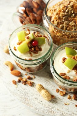 Müsli ve masada meyve sağlıklı katmanlı tatlı