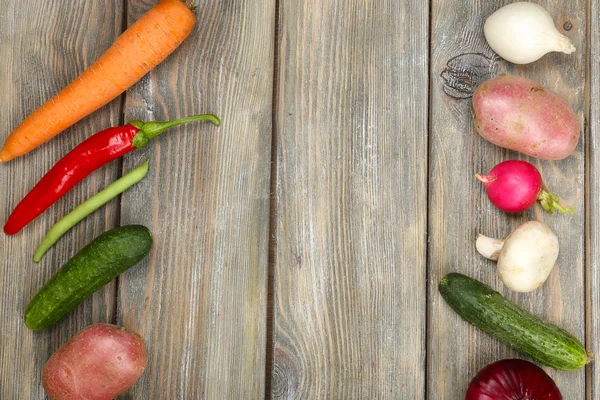 Cadre d'été avec légumes bio frais sur fond bois — Photo