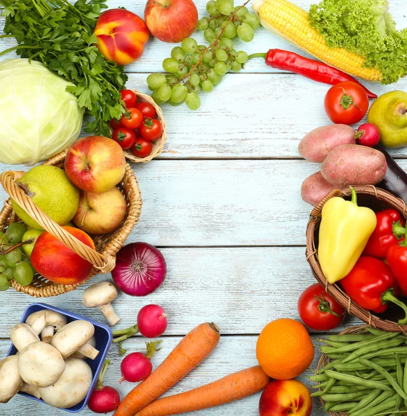 Sommerrahmen mit frischem Bio-Gemüse und Obst auf Holzgrund — Stockfoto
