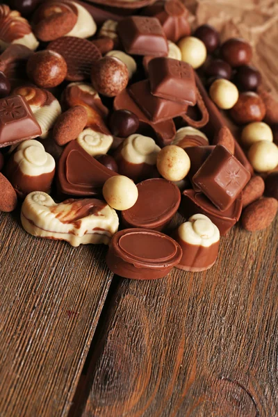 Ahşap masa yakın çekim üzerinde çikolata çeşitleri — Stok fotoğraf
