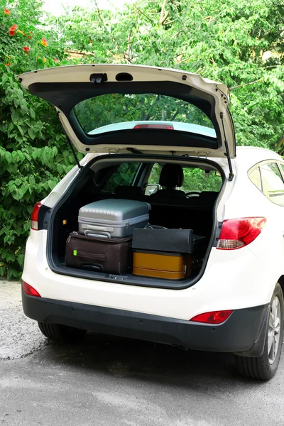 Suitcases and bags in trunk of car ready to depart for holidays — Stock Photo, Image