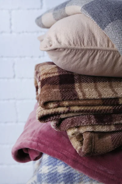 Xadrez quente e travesseiro no fundo da parede de tijolo branco — Fotografia de Stock