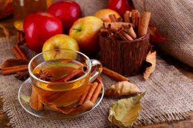 Elma tarçın, taze elma ve ahşap arka plan üzerinde sonbahar yaprakları ile kompozisyon