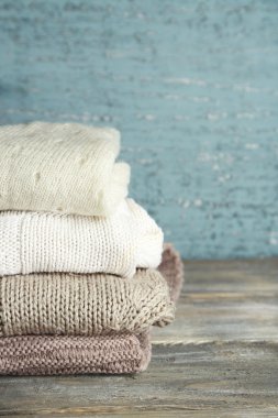 Ahşap arka plan üzerinde elbise örgü