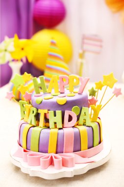 Lezzetli doğum günü pastası parlak zemin üzerine masada