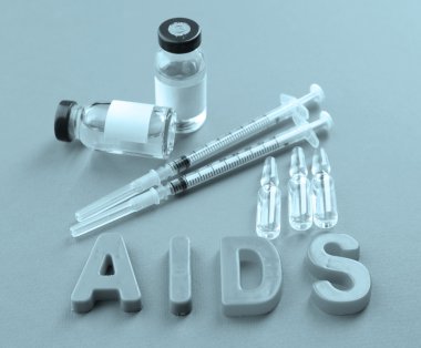 Pembe bir arka plan üzerinde kelime AIDS ilaçlar
