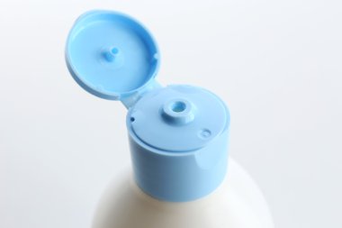 Açık kozmetik şişe üzerinde beyaz izole