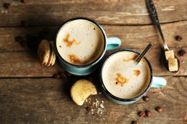 Ahşap masa üzerinde lezzetli kapuçino ile güzel kompozisyon