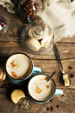 Ahşap masa üzerinde lezzetli kapuçino ile güzel kompozisyon