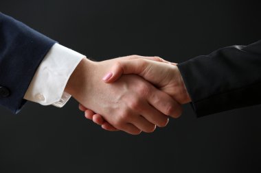 İş karşılıklı koyu arka plan üzerinde