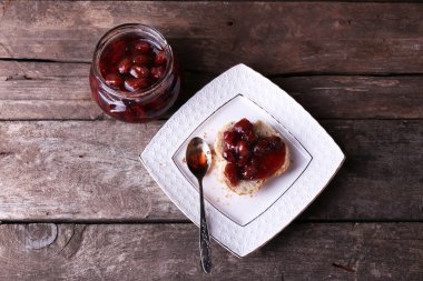 Ahşap arka plan üzerinde plaka üzerinde reçelli taze ekmek