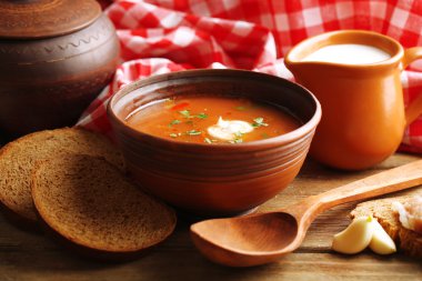 Ukraynalı pancar çorbası - pancar çorbası kase ve potu, peçete, ahşap arka plan üzerinde