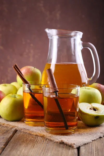 Stilleven met appel cider en verse appelen op houten tafel — Stockfoto