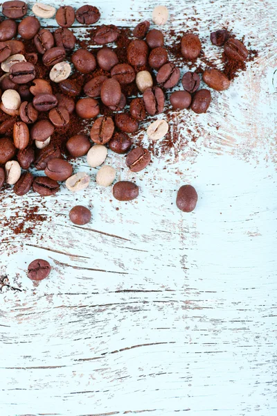 Kaffeebohnen auf hellblauem Holzhintergrund — Stockfoto