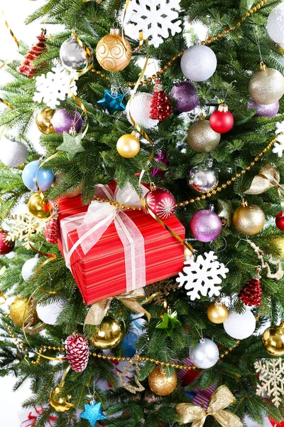 Caixa de presente na árvore de Natal closeup — Fotografia de Stock