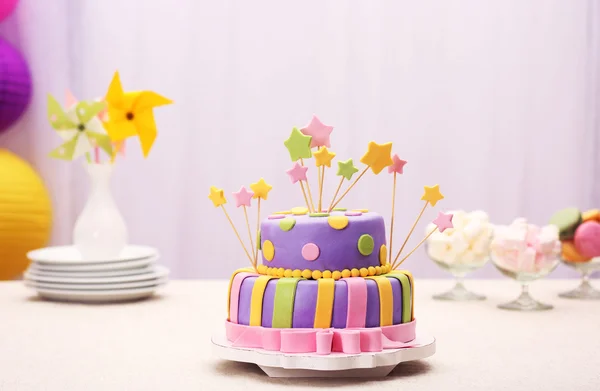 Delicioso pastel de cumpleaños en la mesa sobre fondo brillante —  Fotos de Stock