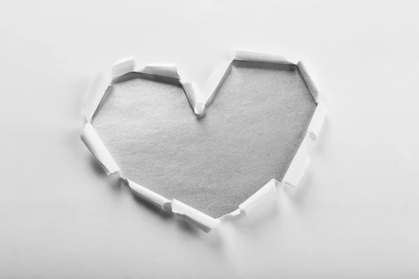 Corazón de papel roto blanco sobre fondo gris — Foto de Stock