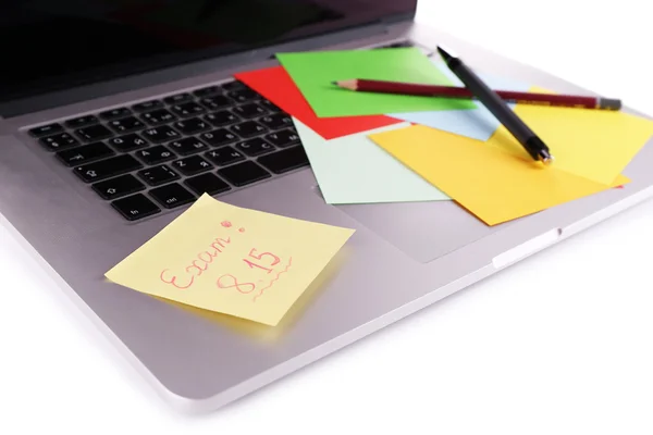 Laptop con foglio di carta e appunti Esame, su sfondo bianco — Foto Stock