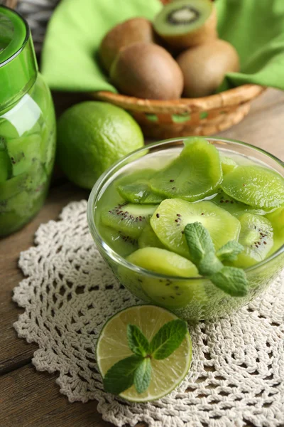 Sabrosa mermelada de kiwi en cuenco de vidrio sobre fondo de madera —  Fotos de Stock