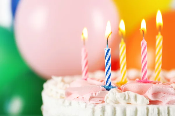 Delicioso bolo de aniversário no fundo brilhante — Fotografia de Stock