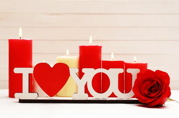 Regalo romantico con candele, concetto d'amore — Foto Stock