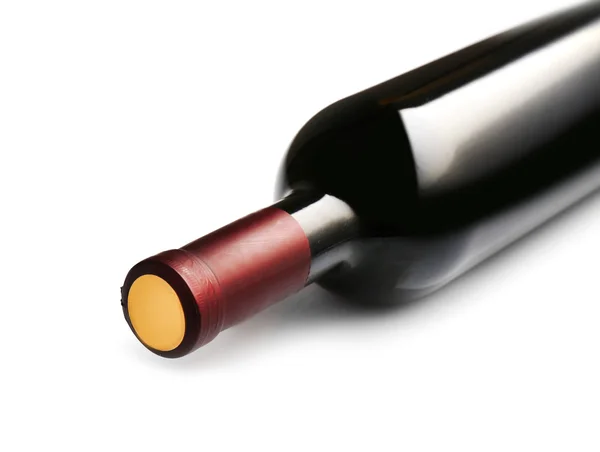 Лежащая красная бутылка вина, изолированная на белом — стоковое фото