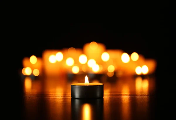 Velas ardientes sobre fondo oscuro —  Fotos de Stock